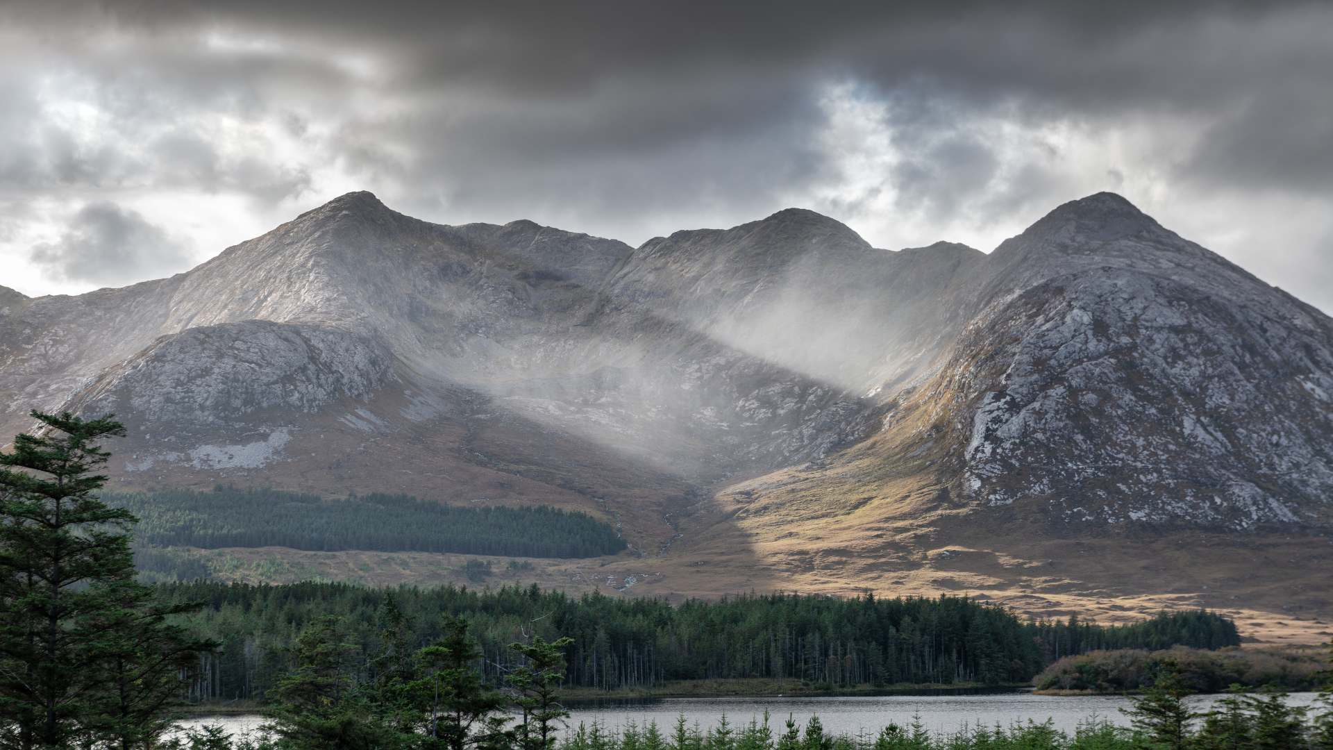 a scenic mountains in Best Photo Hikes in Ireland locatiojn 
